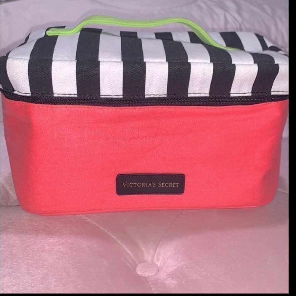 🚫SOLD🚫Rare Victoria’s Secret Sexy Little Things bra, panties,lingerie train case